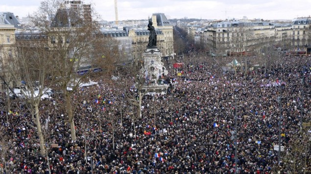 Menschen demonstrieren in Paris nach dem Terrorangriff auf Charlie Hebdo